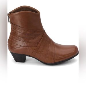 NWT Rockport women’s famine rouched brown leather bootie size 9 narrow.